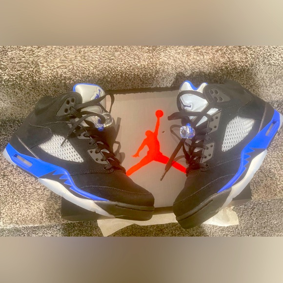 Men’s AirJordan 5 Retro Size 9 Black and Blue Used Once